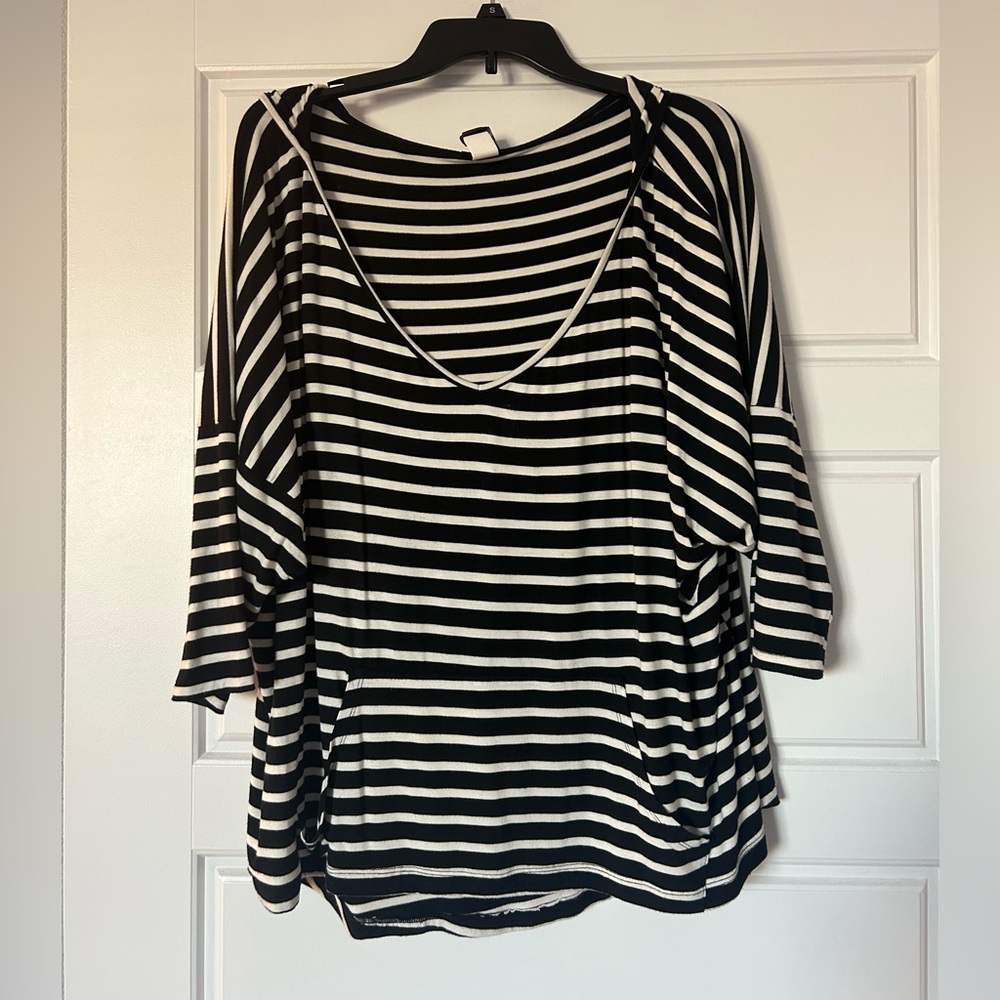 Torrid Size 3 Black and White Oversized Top
